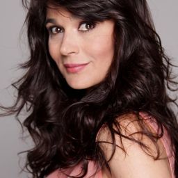 Noëlle Schonwald 飾演 Aunt Hilda