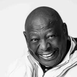 Owen Sejake 飾演 Mlangeni