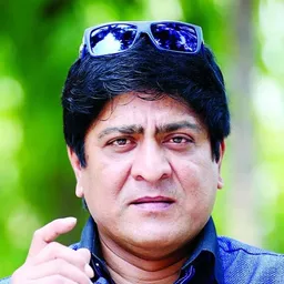 Amit Hasan 飾演 DGP Dilip Chatterji