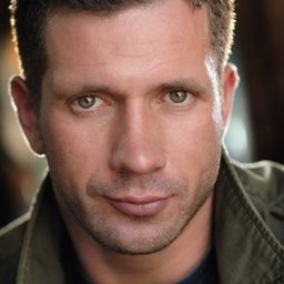 Daniel Aldema 飾演 Ted Simpson