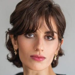 Sarina Farhadi - 伊朗式英雄演員 飾演Nazanin