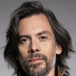 內斯托爾·坎迪利亞納 飾演 Marcos