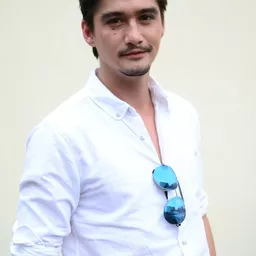 亞萊特愛華靈咸 飾演 Chris