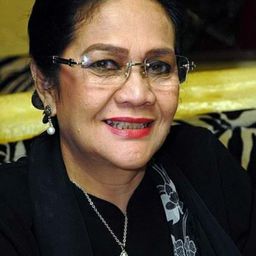 Rina Hasyim 飾演 Namboru