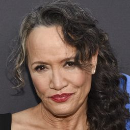 蕾娜·歐文 - WHINA演員 飾演Older Whina Cooper