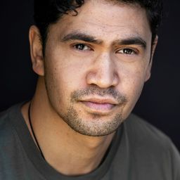 Richard Te Are 飾演 Richard Gilbert