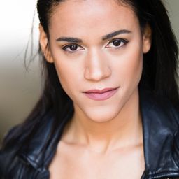 Solly Duran 飾演 Yeni