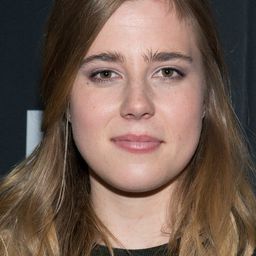 泰勒·迪爾登 飾演 Cleo