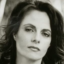 Donna Denton - 屠宰場岩石演員 飾演Carolyn Harding