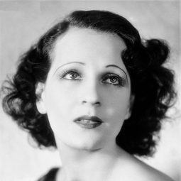 Juliette Compton - 漢密爾頓夫人演員 飾演Lady Spencer