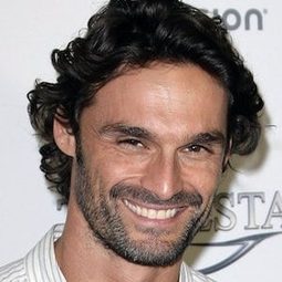 Iván Sánchez 飾演 William Leister