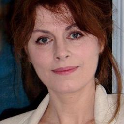 Patricia Cartier 飾演 Chorus Friend