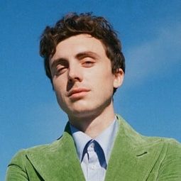 Eliel Ford 飾演 Stagehand