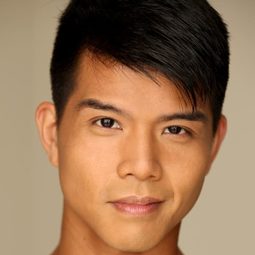 Telly Leung 飾演 Steve / Man with Squeegee / Waiter / Ensemble