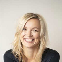 Marion Creusvaux 飾演 Self - Guest