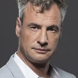 Csaba Pindroch 飾演 Tamás Várnai