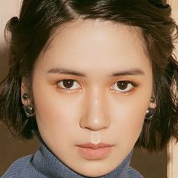 蘿拉·巴蘇姬 - 都是足球惹的禍演員 飾演Laura