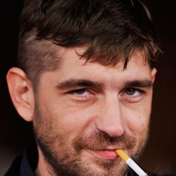 Libero De Rienzo 飾演 Roberto