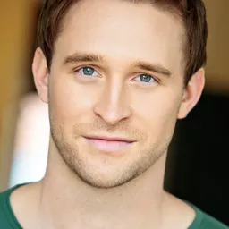 Ben Davies 飾演 Coach Myers