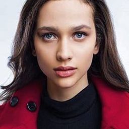 Nina Fotaras 飾演 Arianna