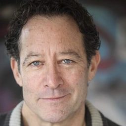 Richard Neill 飾演 Russian Uncle