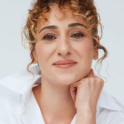 德婭·卡拉達斯 飾演 Leyla