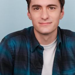 Sam Hubbard 飾演 Coach Coop