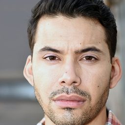 Davis Aguila 飾演 Police Officer