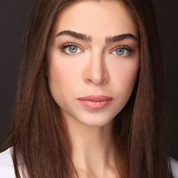 Öykü Çelik 飾演 Hande