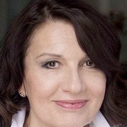 Ludmila Mikaël 飾演 Mariana