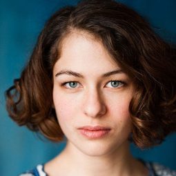 Henriette Confurius 飾演 Dora Diamant