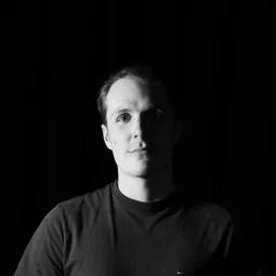 Max Arlott 飾演 Security Guard