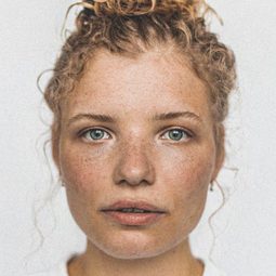 Luisa-Céline Gaffron 飾演 Batte