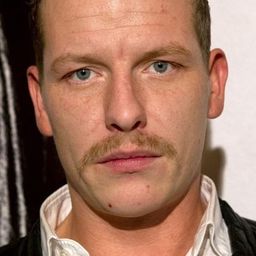 Gerdy Zint 飾演 Jari