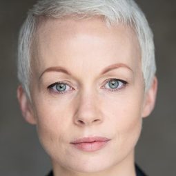 Carolyn Bracken 飾演 Female Prison Guard