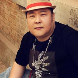 Luo Jia - 抓娃娃演員 飾演Chef Wang