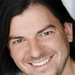 湯姆·韋蘭 飾演 Guardmaster (voice)