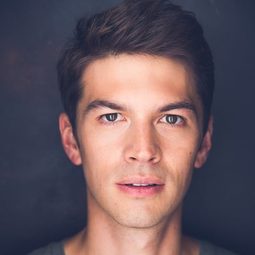 Devin Kawaoka 飾演 Dennis