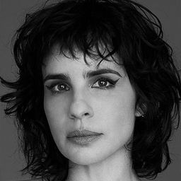 Maria Ribeiro 飾演 Self