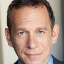 Michael Raynor 飾演 Mick