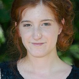 Naomi Amarger 飾演 Julie