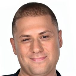 Erkan Köse 飾演 Avcı