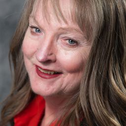 Heather Lea MacCallum - 血 • 緣演員 飾演Landlady