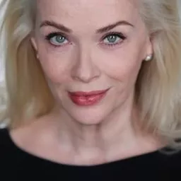 Charlotte Weston 飾演 Rosie