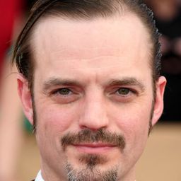 詹姆斯·麥門納明 飾演 Johnny Healy