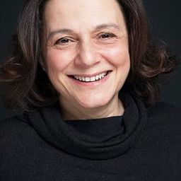 Nihal G. Koldas 飾演 The Grandmother