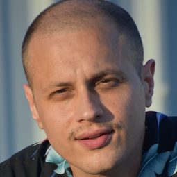 汗·貝加爾 - 咖啡演員 飾演Colin