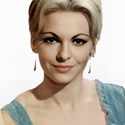 Maria Rohm 飾演 Anna