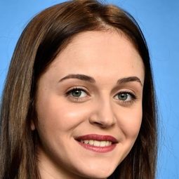 寶琳布赫萊 - 囚犯演員 飾演Jeanne