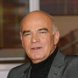 Peer Jäger 飾演 Wilhelm Pieck